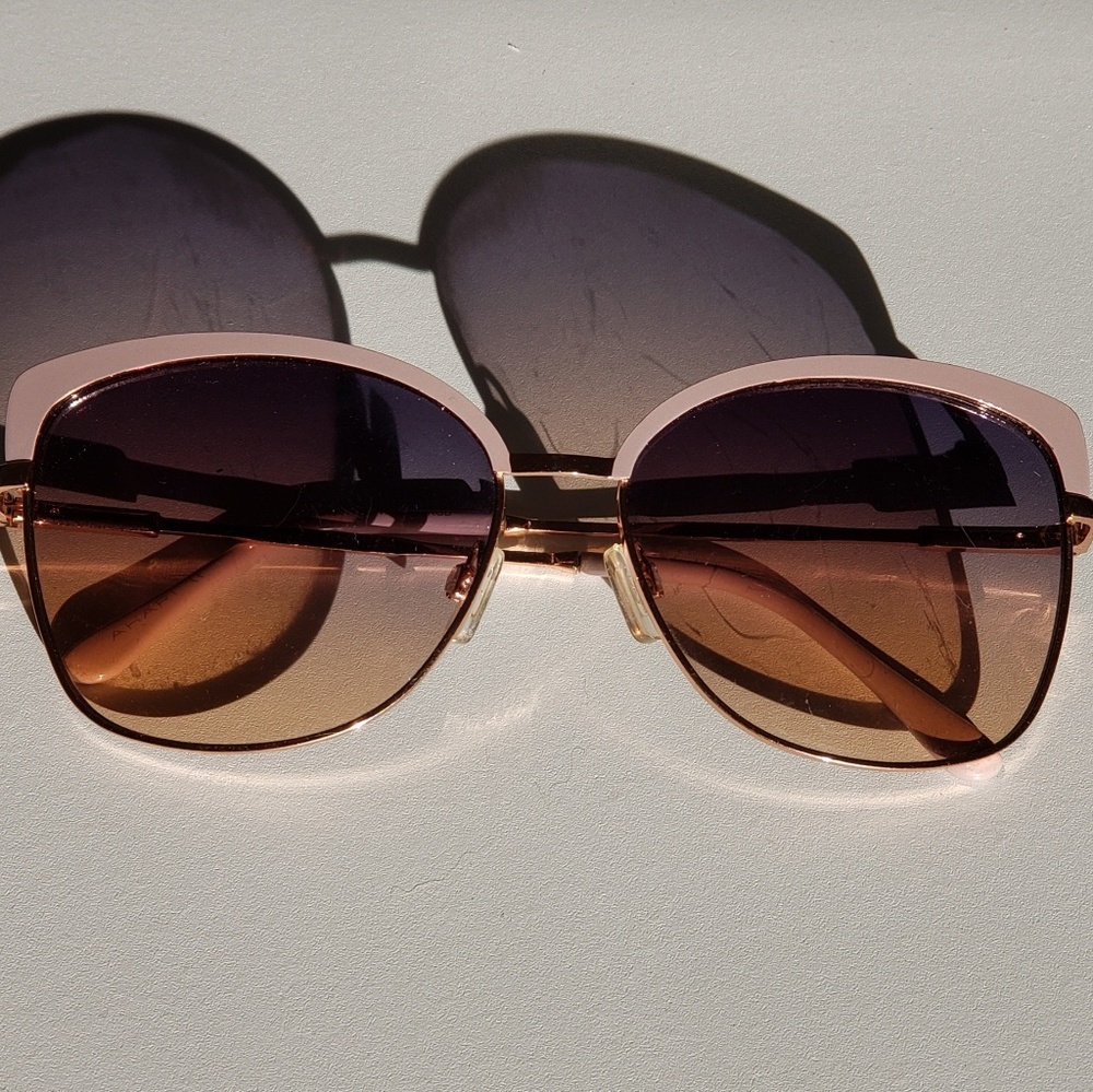 Tahari Sunglasses GUC